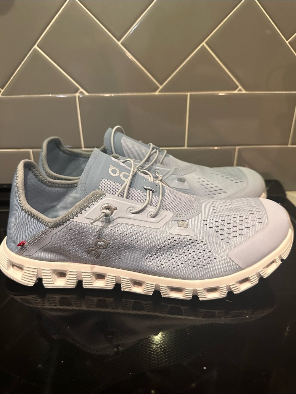 Oncloud Coast 5 Running Sneaker in Light Blue and White Mens 8.5/ Women’s 10